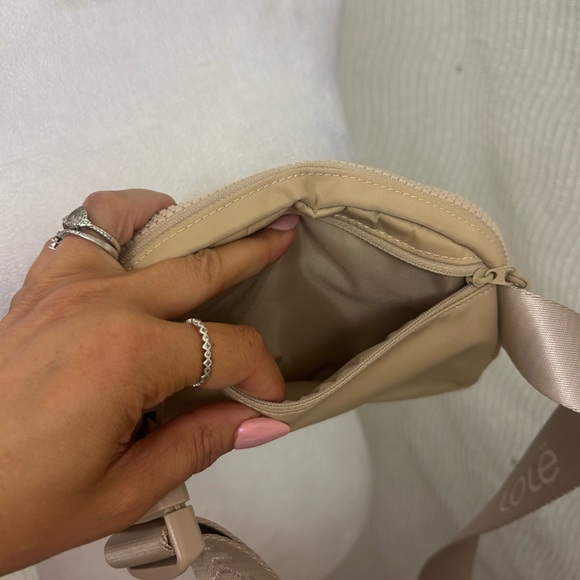 Lole Tan Crossbody Bag Neutral Purse Everyday Travel Hands Free Fanny - Picture 7 of 9